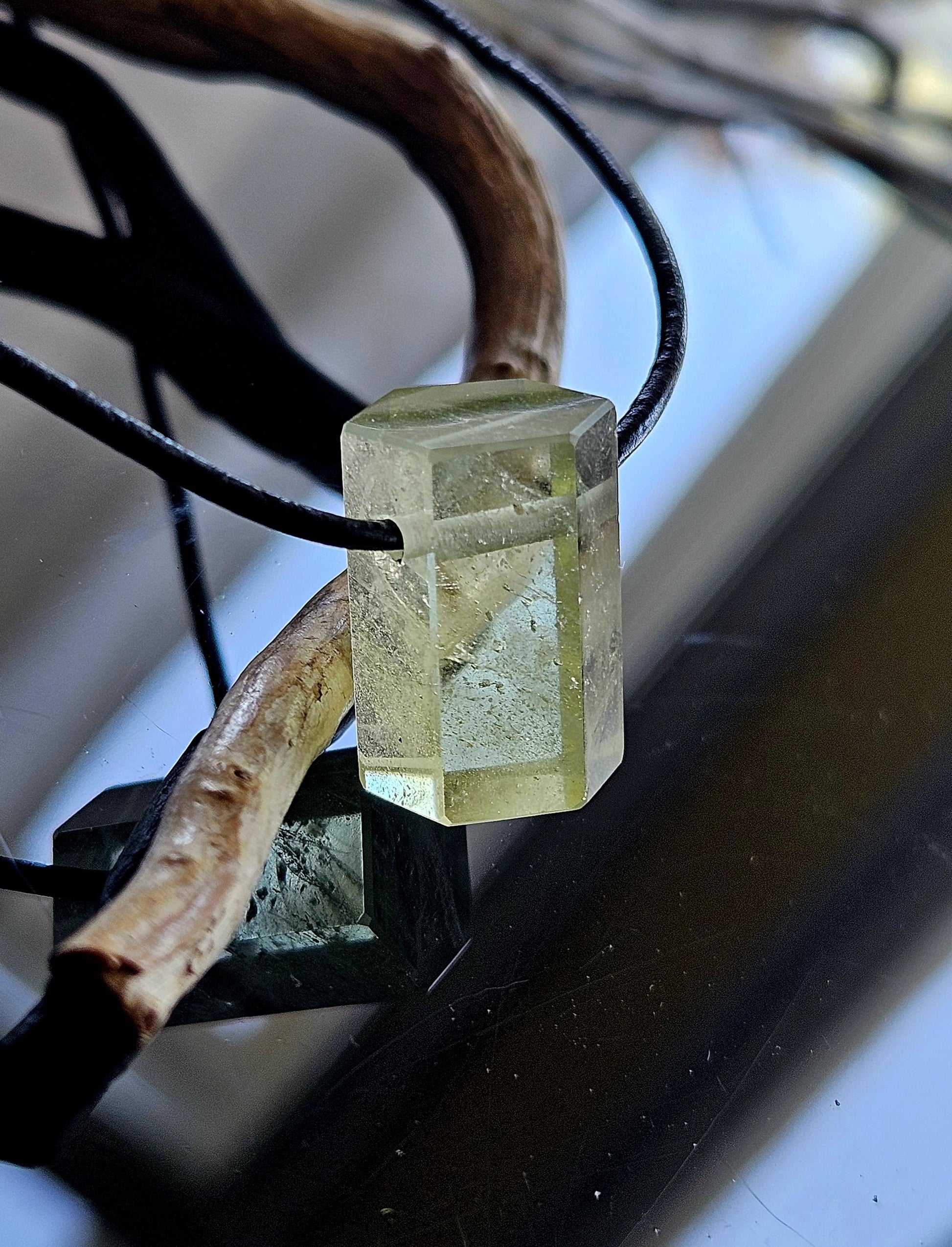Kraftvoller Heliodor grüner Beryll Goldberyll grün Kristall Stäbchen, Anhänger, 21 x 14 x 15 mm, gebohrt, an verstellbarem Lederband