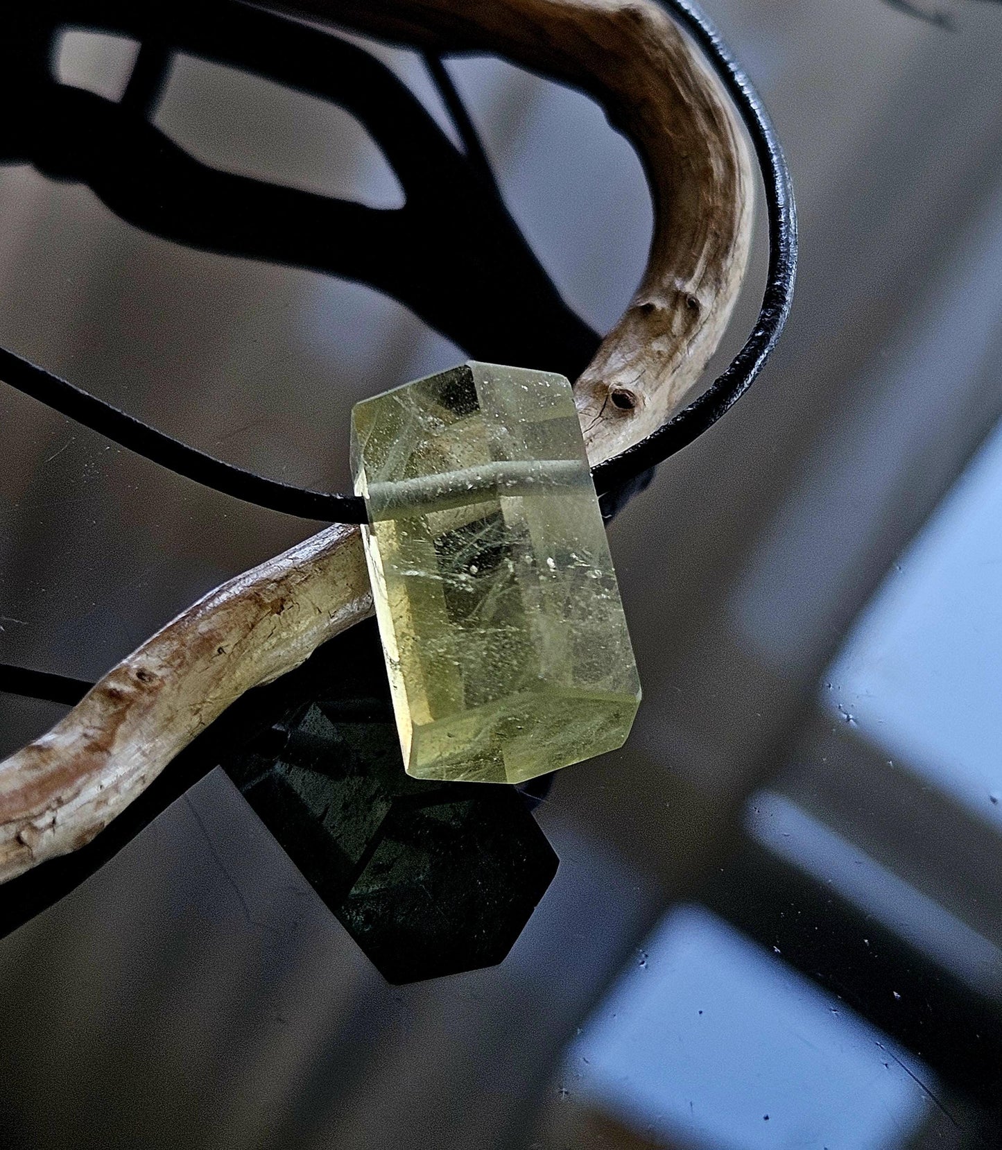 Kraftvoller Heliodor gelb grüner Beryll Goldberyll grün Kristall Stäbchen, Anhänger, 24 x 14 x 15 mm, gebohrt, an verstellbarem Lederband