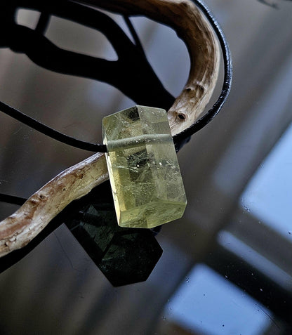 Kraftvoller Heliodor gelb grüner Beryll Goldberyll grün Kristall Stäbchen, Anhänger, 24 x 14 x 15 mm, gebohrt, an verstellbarem Lederband