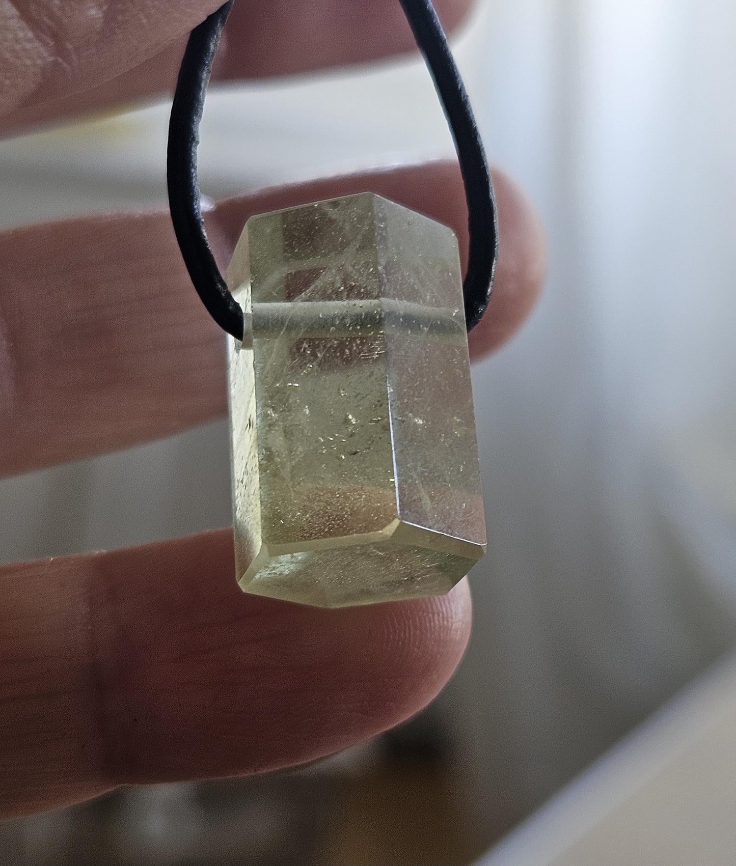 Kraftvoller Heliodor grüner Beryll Goldberyll grün Kristall Stäbchen, Anhänger, 21 x 14 x 15 mm, gebohrt, an verstellbarem Lederband