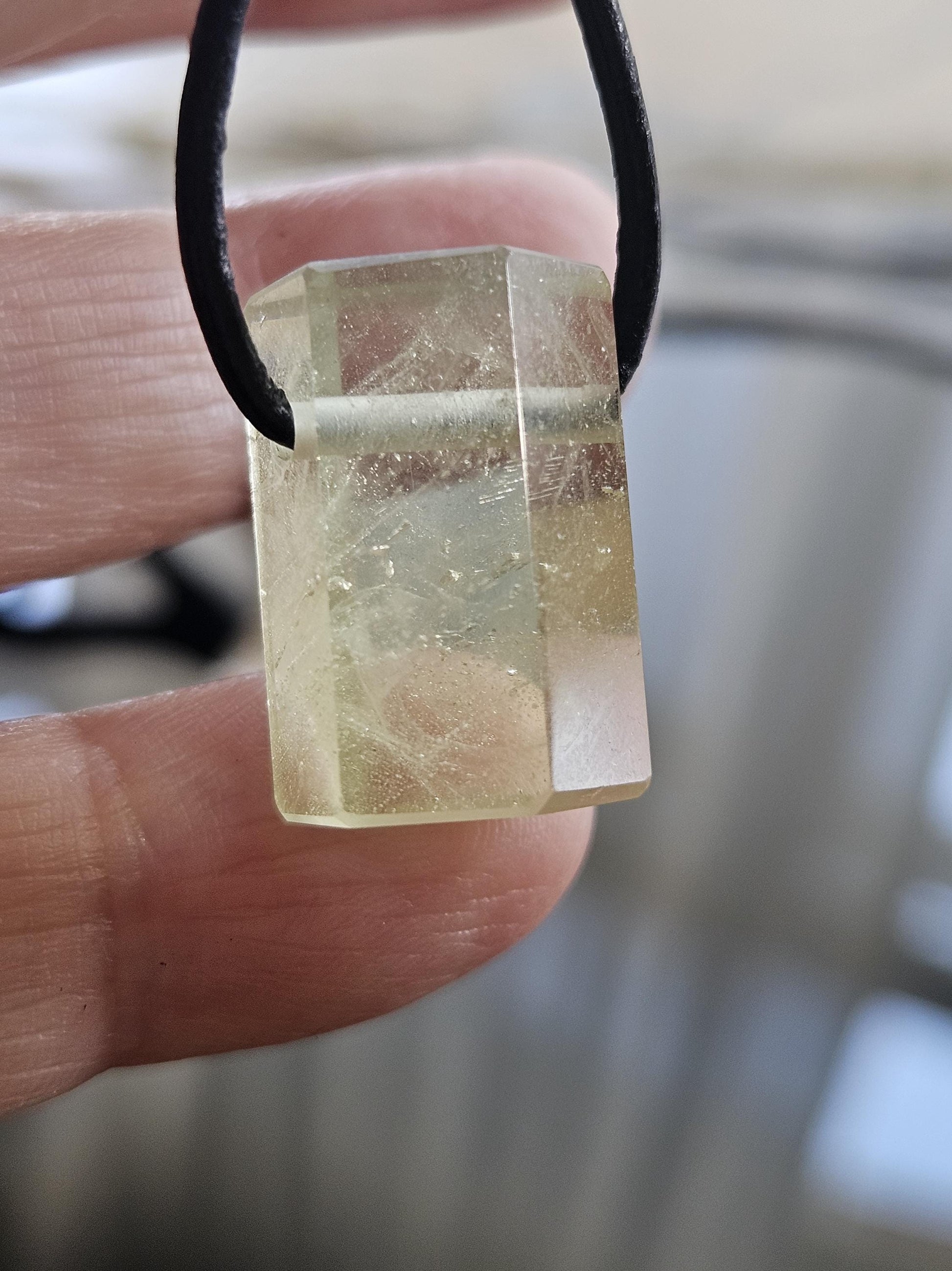 Kraftvoller Heliodor grüner Beryll Goldberyll grün Kristall Stäbchen, Anhänger, 21 x 14 x 15 mm, gebohrt, an verstellbarem Lederband