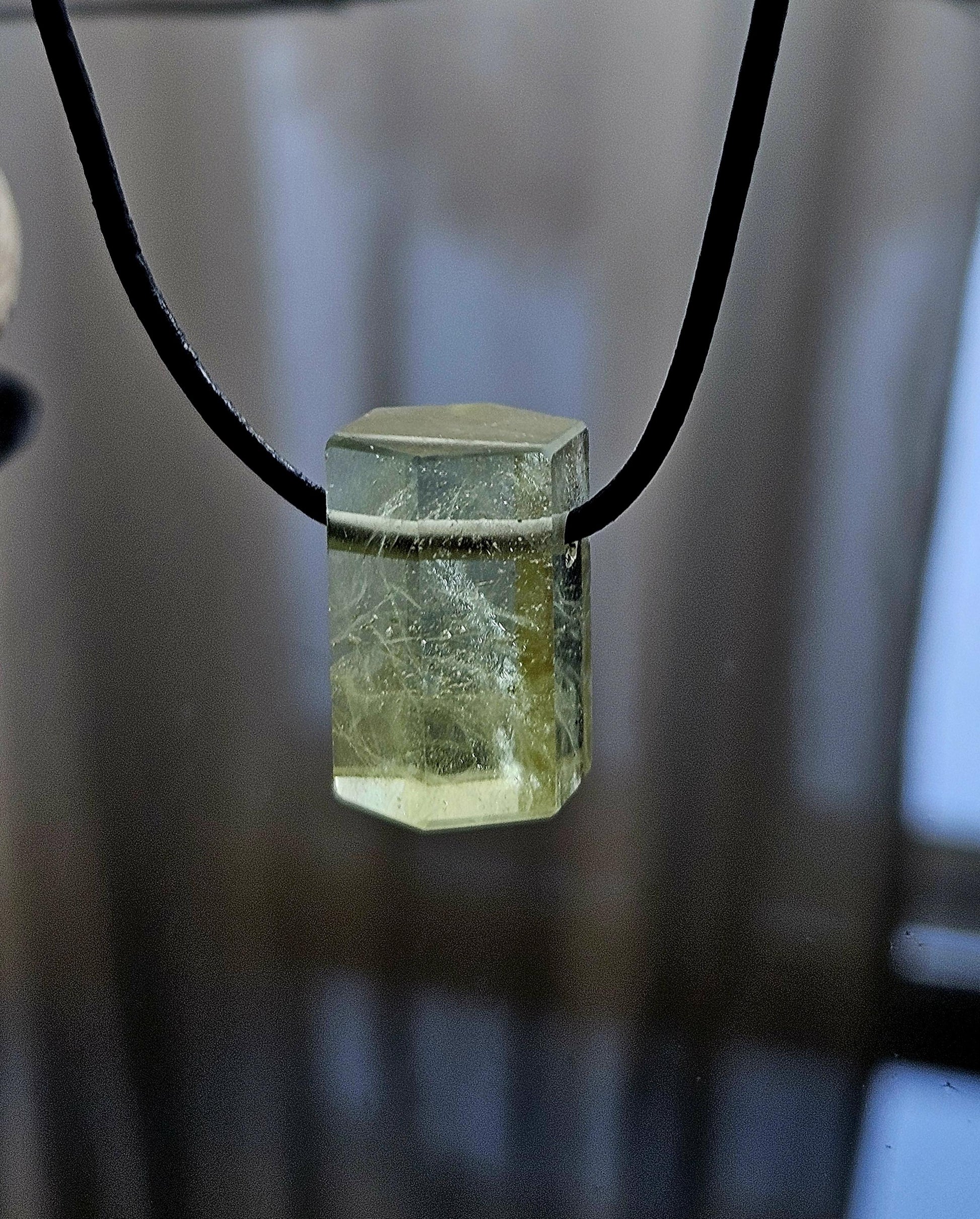 Kraftvoller Heliodor grüner Beryll Goldberyll grün Kristall Stäbchen, Anhänger, 21 x 14 x 15 mm, gebohrt, an verstellbarem Lederband