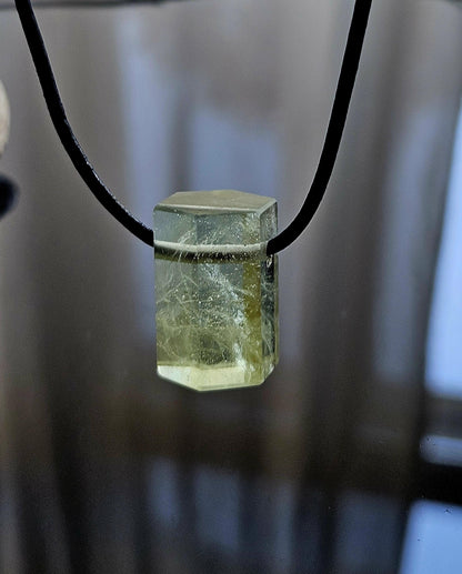 Kraftvoller Heliodor gelb grüner Beryll Goldberyll grün Kristall Stäbchen, Anhänger, 24 x 14 x 15 mm, gebohrt, an verstellbarem Lederband