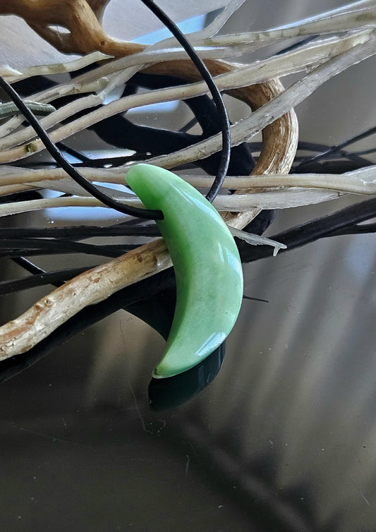 Chrysopras Mond förmig Anhänger 40 x 12 x 9 mm, gebohrt, an verstellbarem Lederband