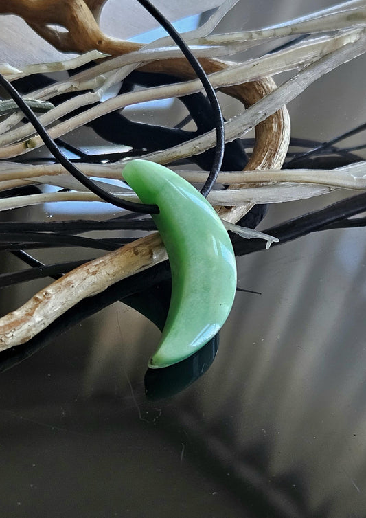 Chrysopras Mond förmig Anhänger 40 x 12 x 9 mm, gebohrt, an verstellbarem Lederband