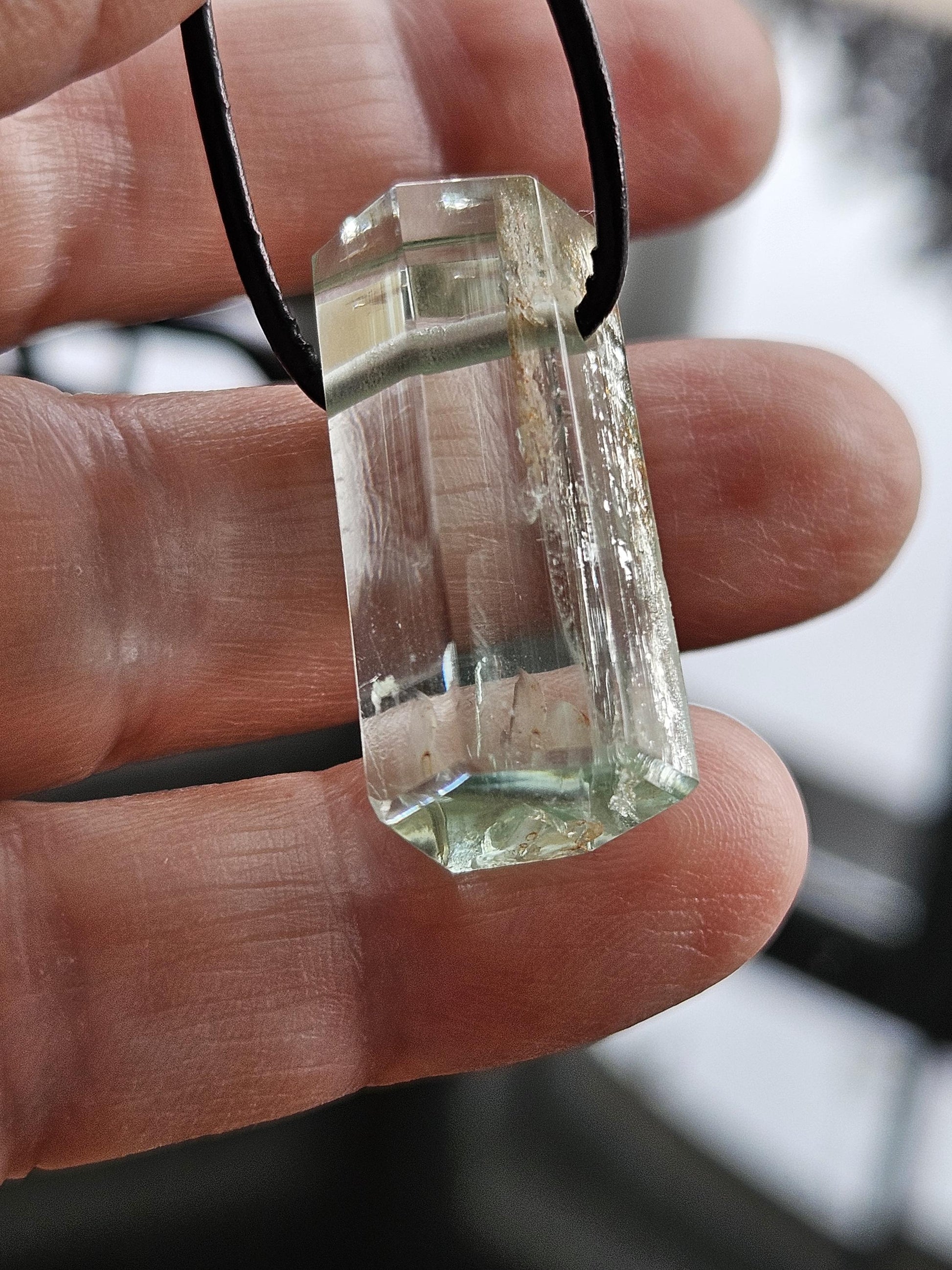 Aquamarin Stäbchen XXL, Beryll Rohstein Farbe Anhänger 29 x 15 x 14 mm, gebohrt, am Lederband, 9,03 g., 45,15 ct.
