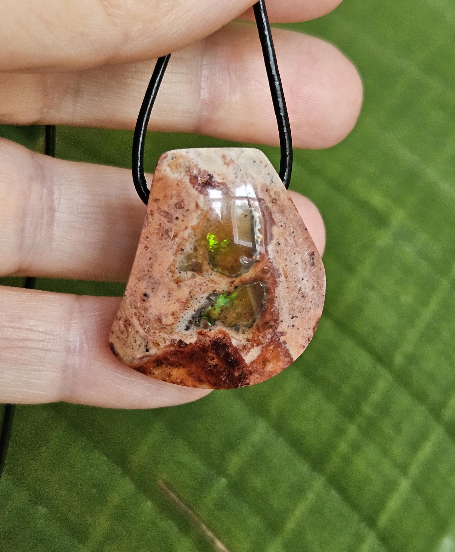 Geheimnisvoller mexikanischer Feueropal Anhänger, 31 x 30 x 10 mm, gebohrt, an verstellbarem Lederband