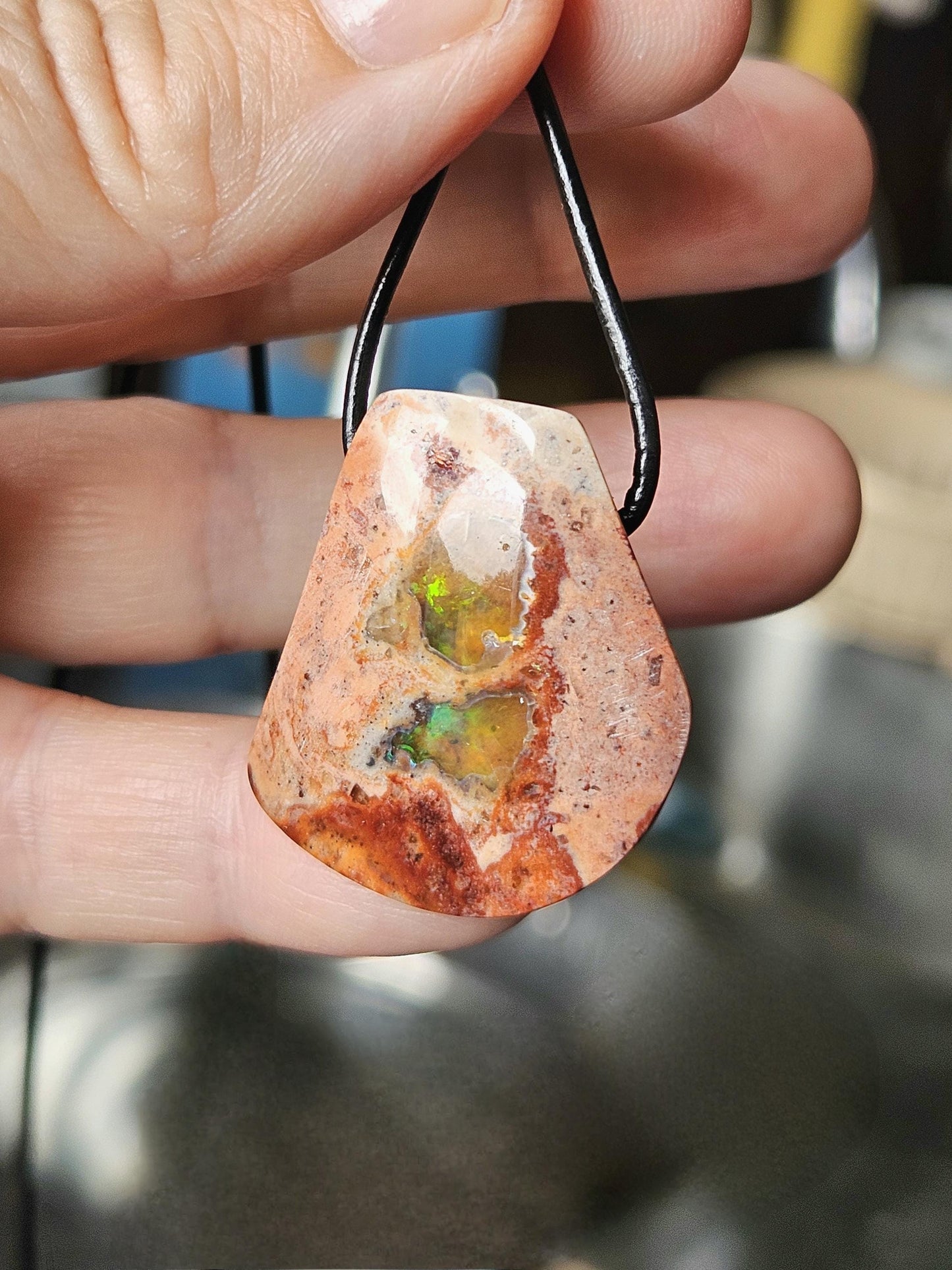 Geheimnisvoller mexikanischer Feueropal Anhänger, 31 x 30 x 10 mm, gebohrt, an verstellbarem Lederband