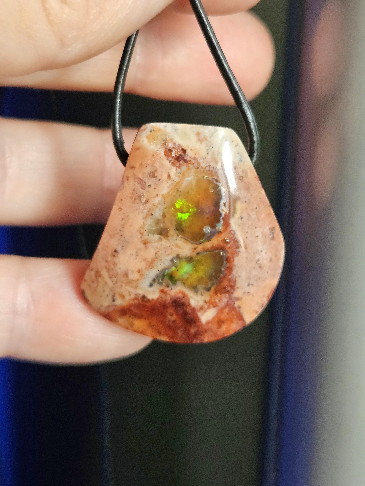 Geheimnisvoller mexikanischer Feueropal Anhänger, 31 x 30 x 10 mm, gebohrt, an verstellbarem Lederband