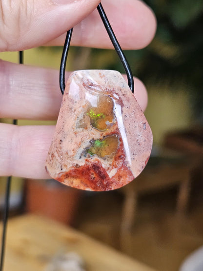 Geheimnisvoller mexikanischer Feueropal Anhänger, 31 x 30 x 10 mm, gebohrt, an verstellbarem Lederband