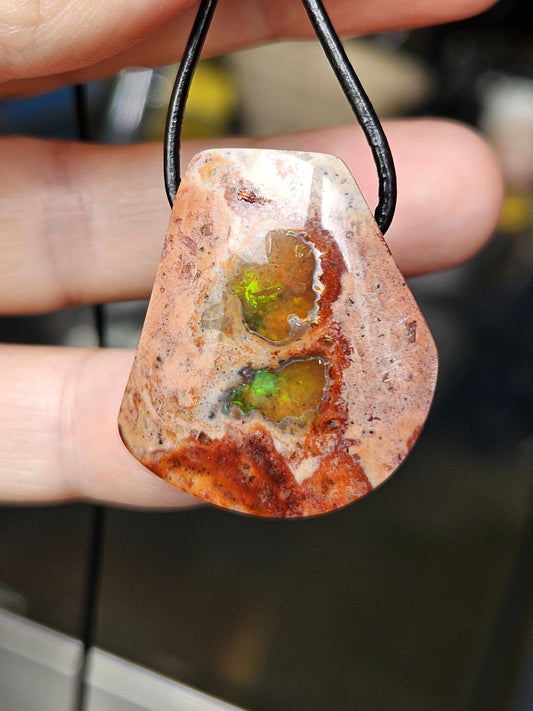 Geheimnisvoller mexikanischer Feueropal Anhänger, 31 x 30 x 10 mm, gebohrt, an verstellbarem Lederband