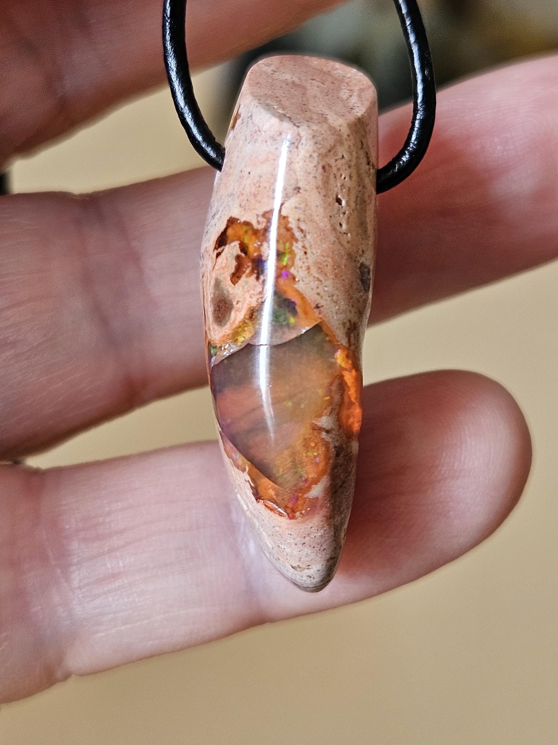 Mexikanischer Feueropal Anhänger, 38 x 13 x 14 mm, gebohrt, an verstellbarem Lederband