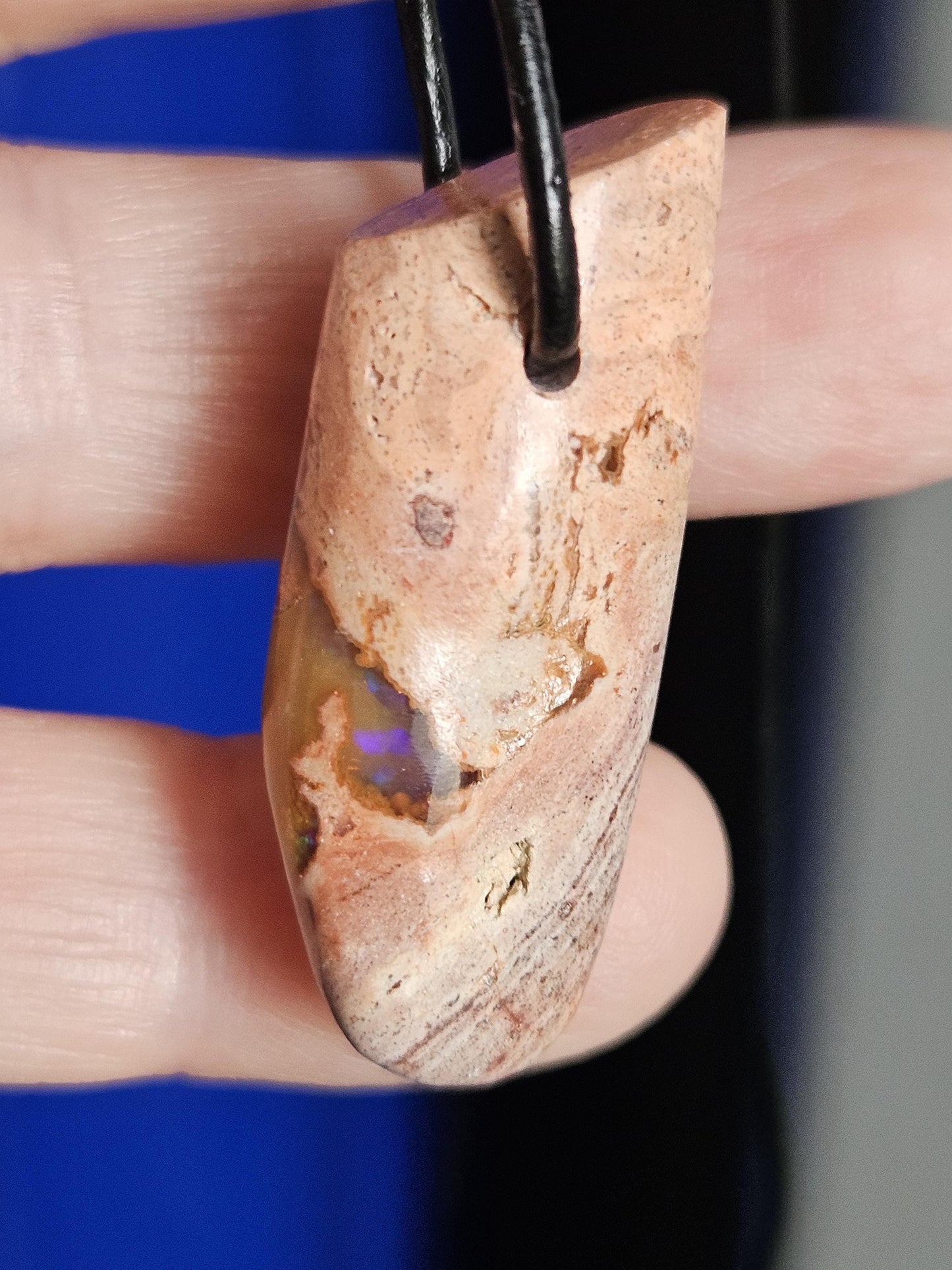 Mexikanischer Feueropal Anhänger, 38 x 13 x 14 mm, gebohrt, an verstellbarem Lederband