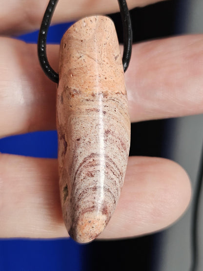 Mexikanischer Feueropal Anhänger, 38 x 13 x 14 mm, gebohrt, an verstellbarem Lederband