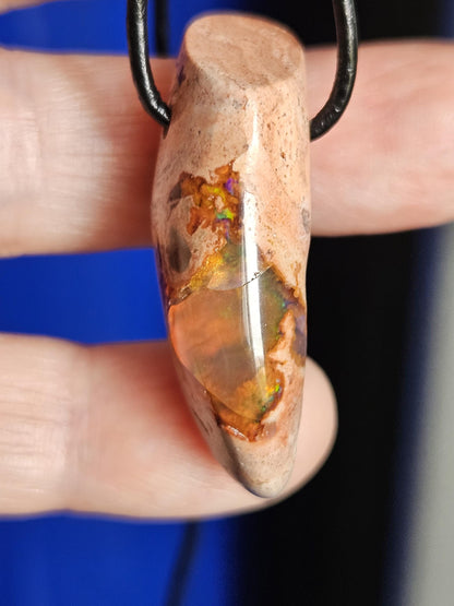 Mexikanischer Feueropal Anhänger, 38 x 13 x 14 mm, gebohrt, an verstellbarem Lederband