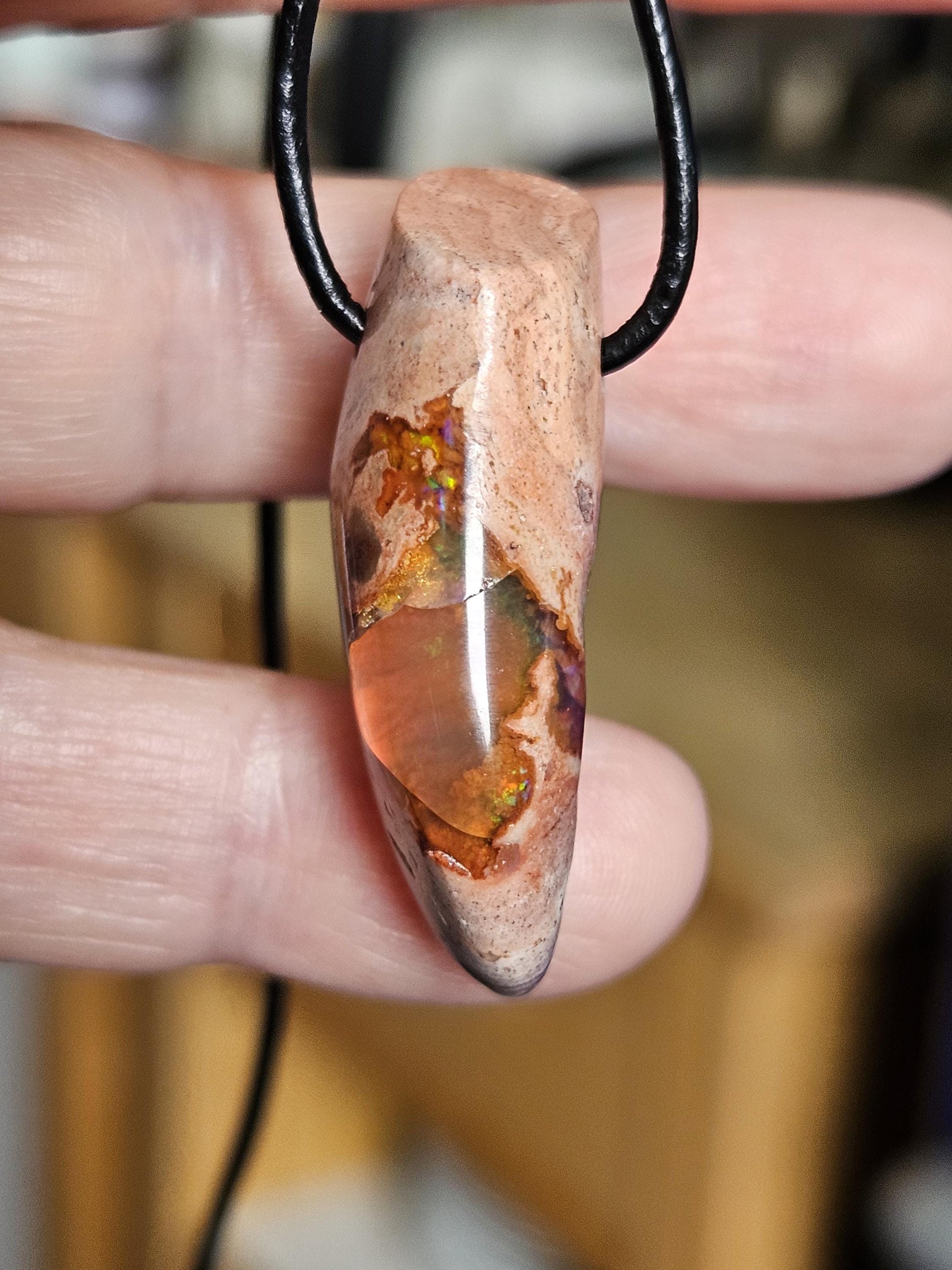 Mexikanischer Feueropal Anhänger, 38 x 13 x 14 mm, gebohrt, an verstellbarem Lederband