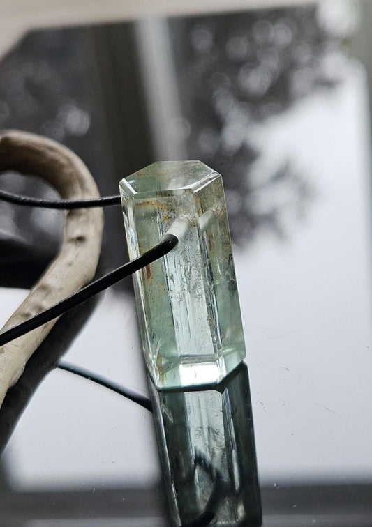Aquamarin Stäbchen XXL, Beryll Rohstein Farbe Anhänger 29 x 15 x 14 mm, gebohrt, am Lederband, 9,03 g., 45,15 ct.