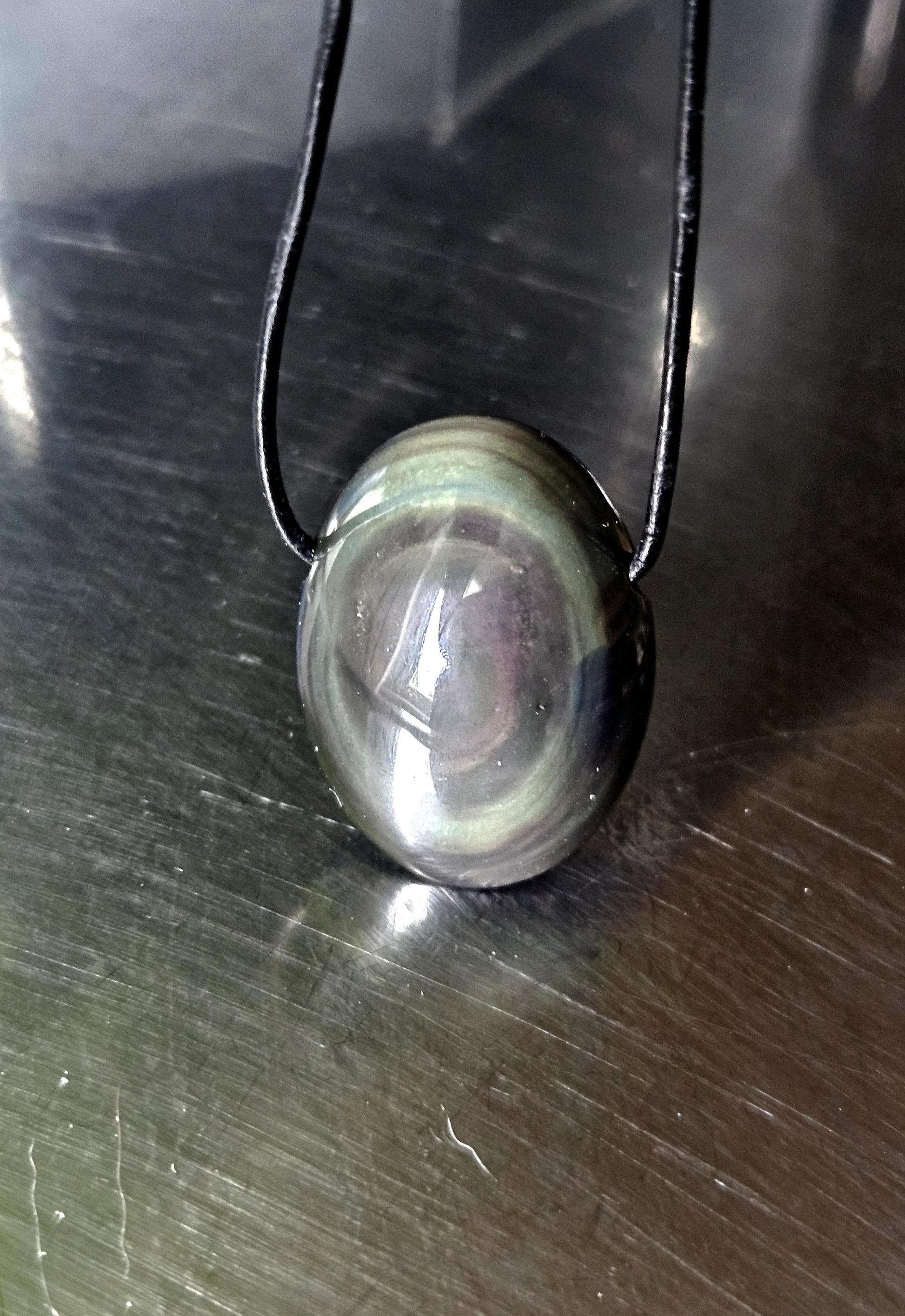 Beidseitiger Regenbogenobsidian Regenbogen Obsidian Himmelsauge 33 x 25 x 14 mm, Anhänger, gebohrt, an verstellbarem Lederband