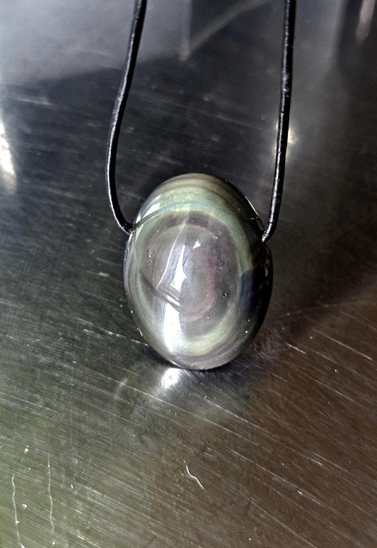 Beidseitiger Regenbogenobsidian Regenbogen Obsidian Himmelsauge 33 x 25 x 14 mm, Anhänger, gebohrt, an verstellbarem Lederband
