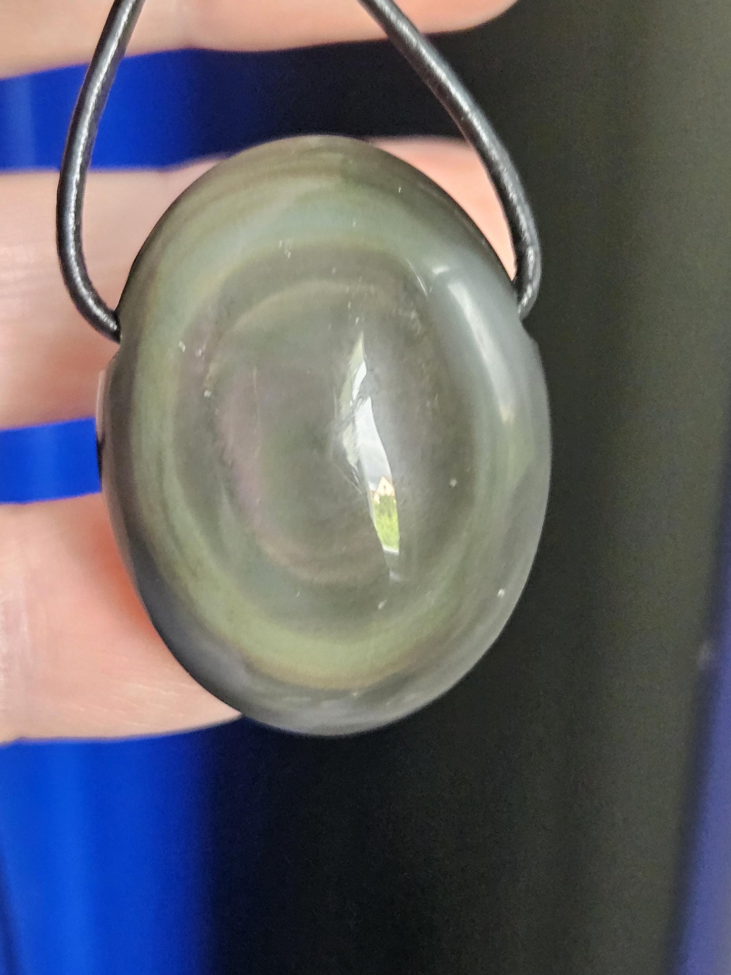 Beidseitiger Regenbogenobsidian Regenbogen Obsidian Himmelsauge 33 x 25 x 14 mm, Anhänger, gebohrt, an verstellbarem Lederband