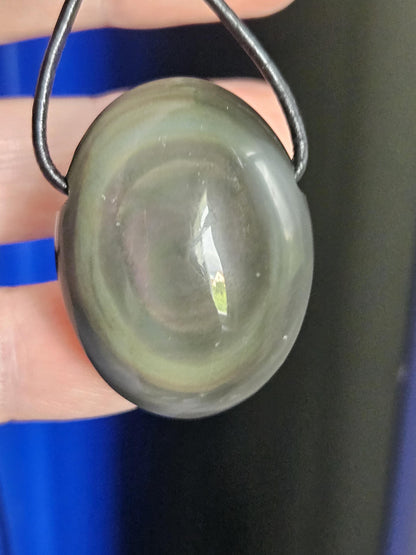 Beidseitiger Regenbogenobsidian Regenbogen Obsidian Himmelsauge 33 x 25 x 14 mm, Anhänger, gebohrt, an verstellbarem Lederband