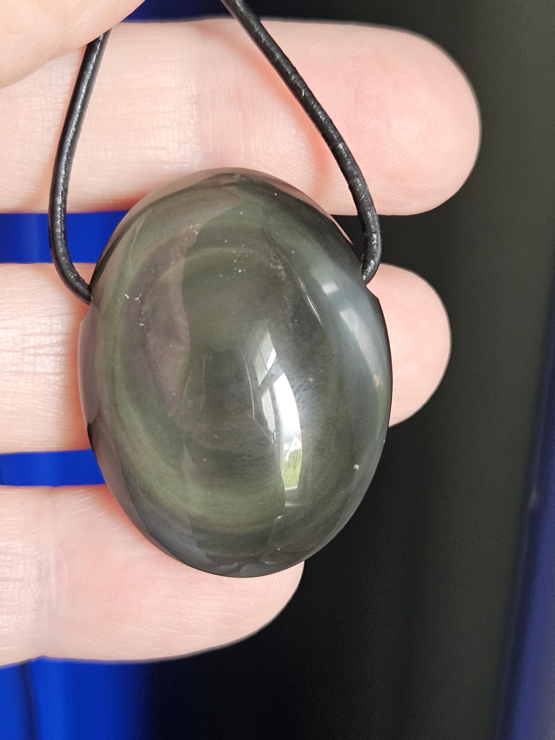 Beidseitiger Regenbogenobsidian Regenbogen Obsidian Himmelsauge 33 x 25 x 14 mm, Anhänger, gebohrt, an verstellbarem Lederband