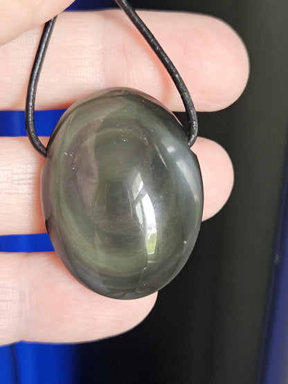 Beidseitiger Regenbogenobsidian Regenbogen Obsidian Himmelsauge 33 x 25 x 14 mm, Anhänger, gebohrt, an verstellbarem Lederband