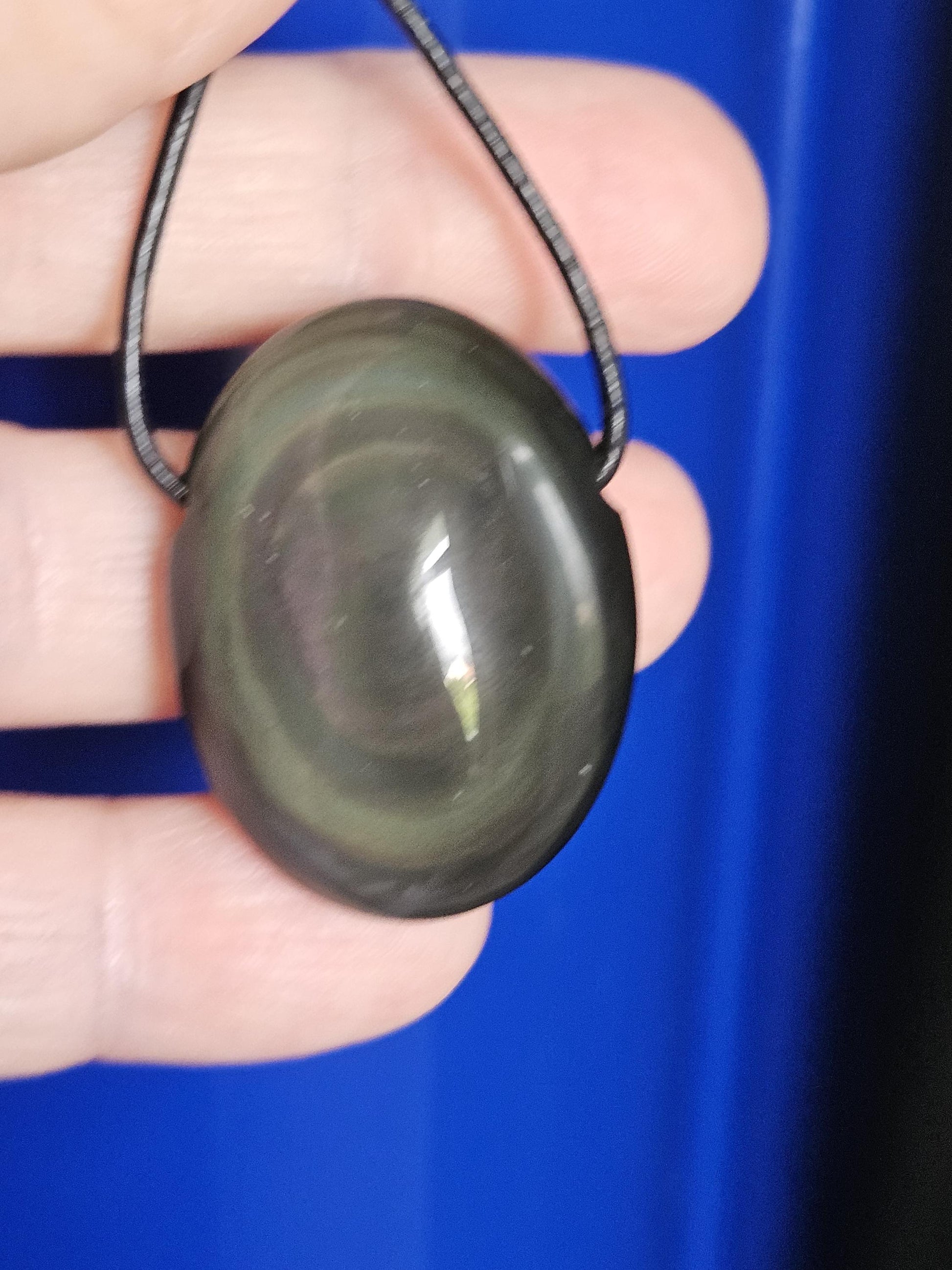 Beidseitiger Regenbogenobsidian Regenbogen Obsidian Himmelsauge 33 x 25 x 14 mm, Anhänger, gebohrt, an verstellbarem Lederband