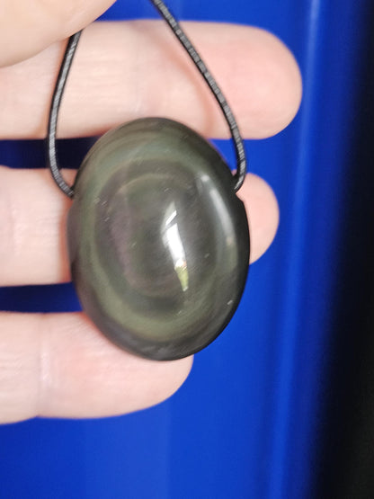 Beidseitiger Regenbogenobsidian Regenbogen Obsidian Himmelsauge 33 x 25 x 14 mm, Anhänger, gebohrt, an verstellbarem Lederband