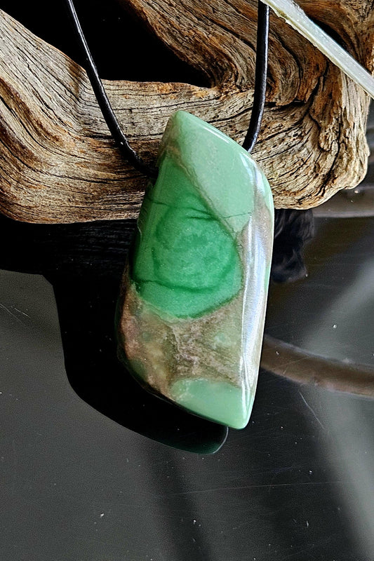 Seltener Variscit, Variscite, Variszit Anhänger, 40 x 22 x 8 mm, gebohrt, an verstellbarem Lederband