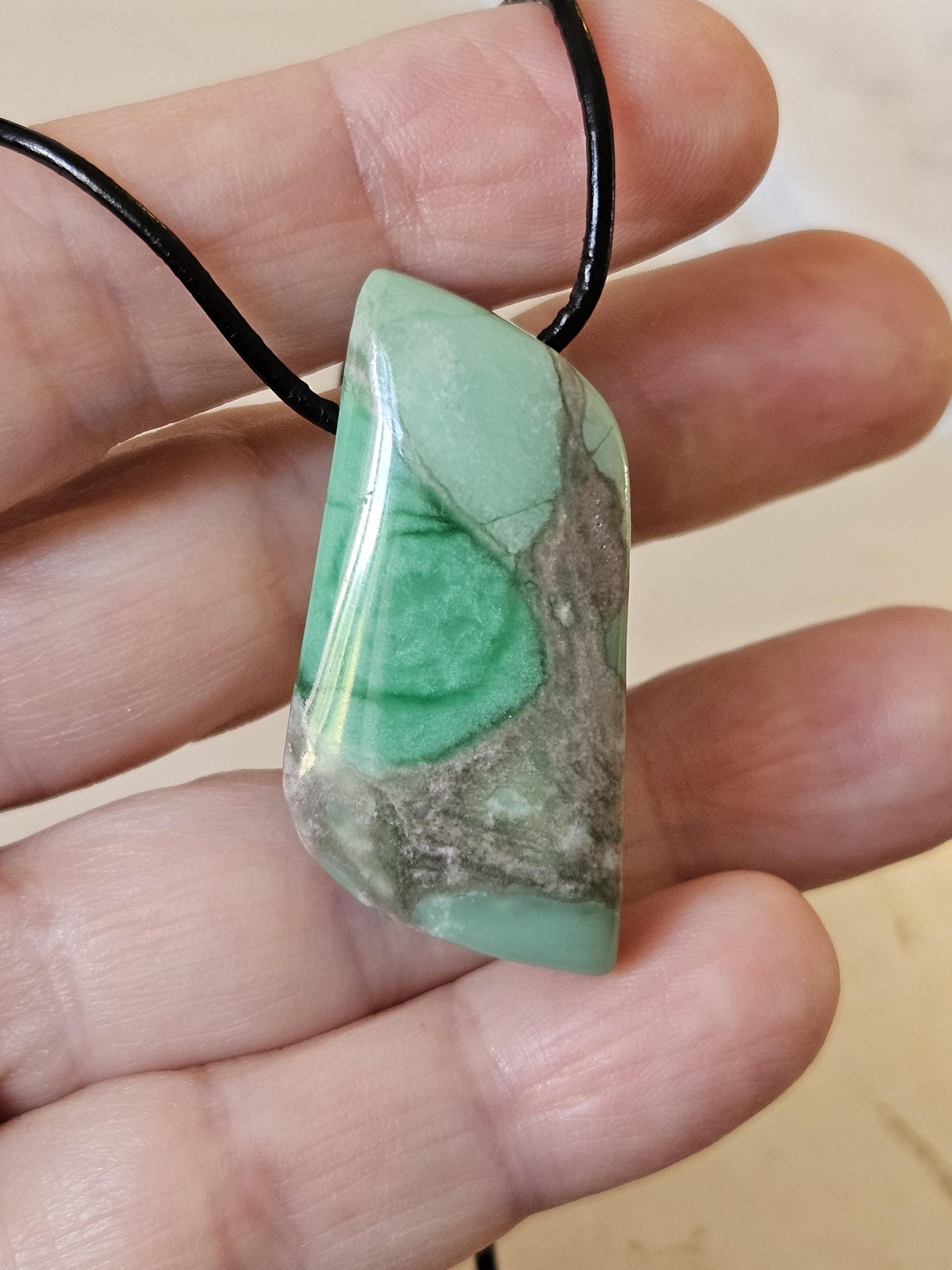 Seltener Variscit, Variscite, Variszit Anhänger, 40 x 22 x 8 mm, gebohrt, an verstellbarem Lederband