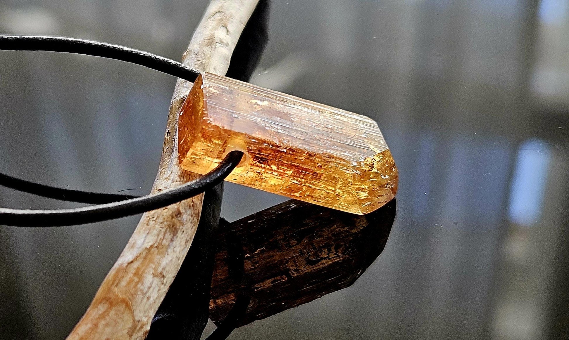Feiner Imperial Topas Kaiser Topas Goldtopas seltene rötlich goldene Farbe, Anhänger, 28 x 10 x 9 mm, gebohrt, an verstellbarem Lederband