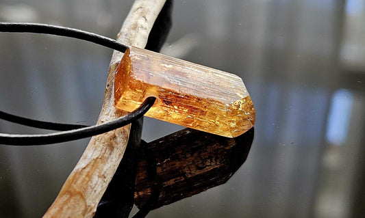 Feiner Imperial Topas Kaiser Topas Goldtopas seltene rötlich goldene Farbe, Anhänger, 28 x 10 x 9 mm, gebohrt, an verstellbarem Lederband