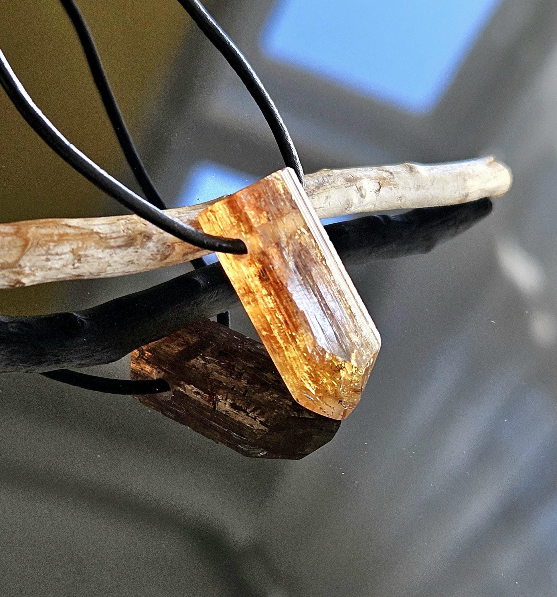 Feiner Imperial Topas Kaiser Topas Goldtopas seltene rötlich goldene Farbe, Anhänger, 28 x 10 x 9 mm, gebohrt, an verstellbarem Lederband