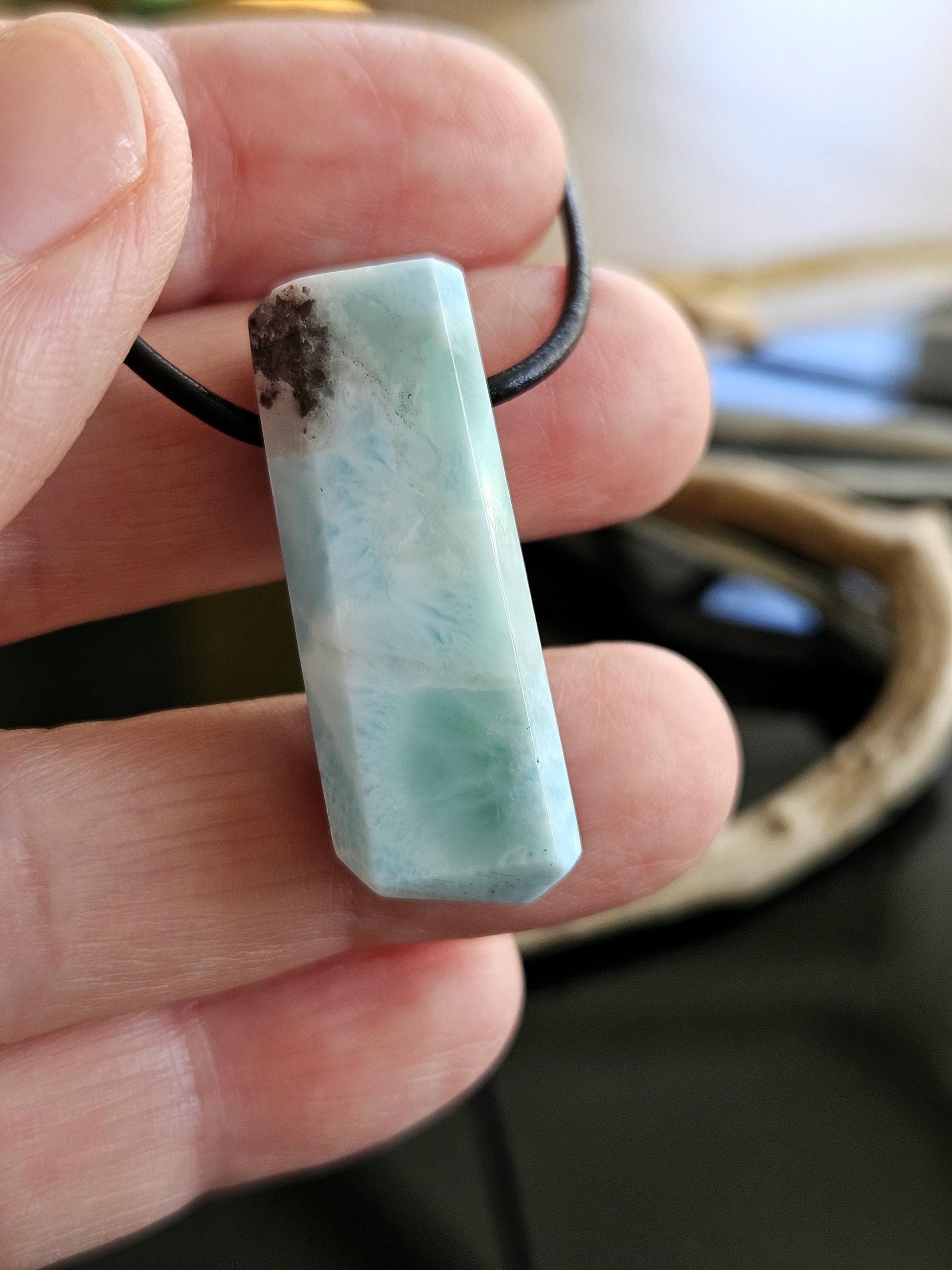 Schöner Larimar, Atlantis Stein Anhänger, 35 x 14 x 10 mm, gebohrt, Larimar Anhänger, gebohrt, an verstellbarem Lederband