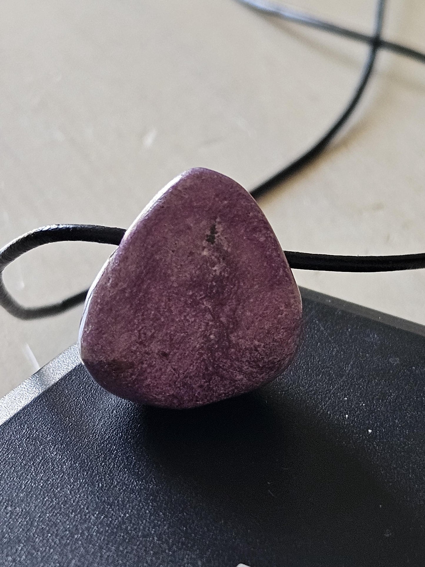 Seltener Stichtit Anhänger 24 x 22 x 19 mm, gebohrt, an verstellbarem Lederband