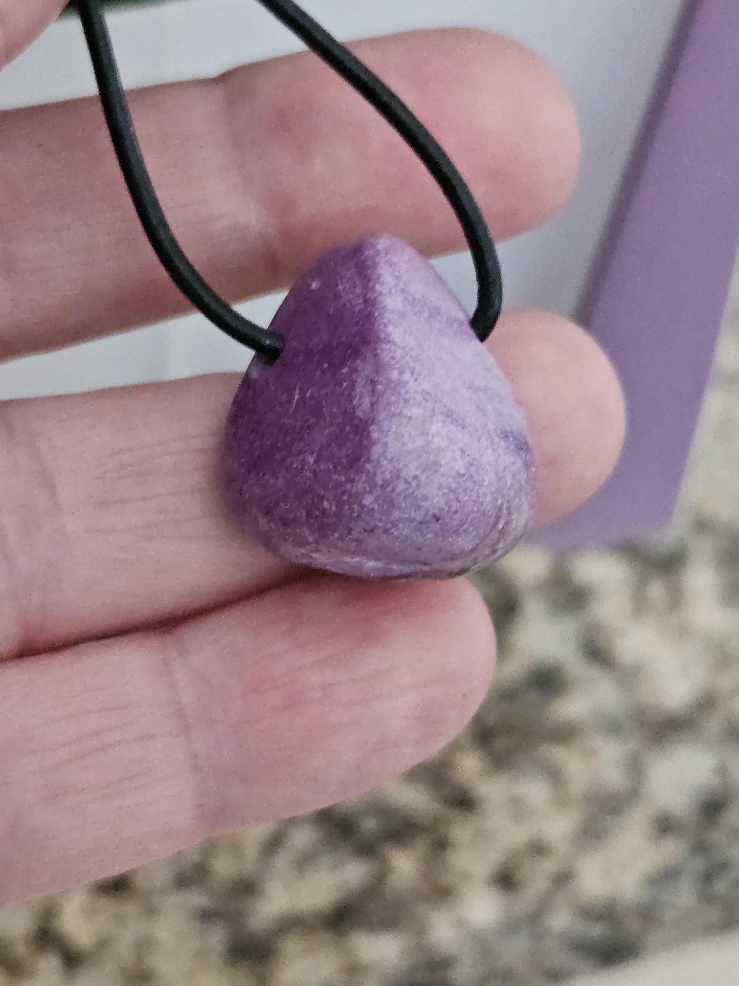 Seltener Stichtit Anhänger 24 x 22 x 19 mm, gebohrt, an verstellbarem Lederband