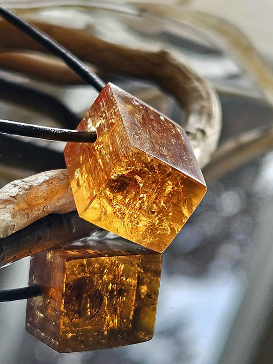 Imperial Topas Kaiser Topas Goldtopas Würfel seltene rötlich goldene Farbe, Anhänger, 20 x 20 x 14 mm, gebohrt, an verstellbarem Lederband