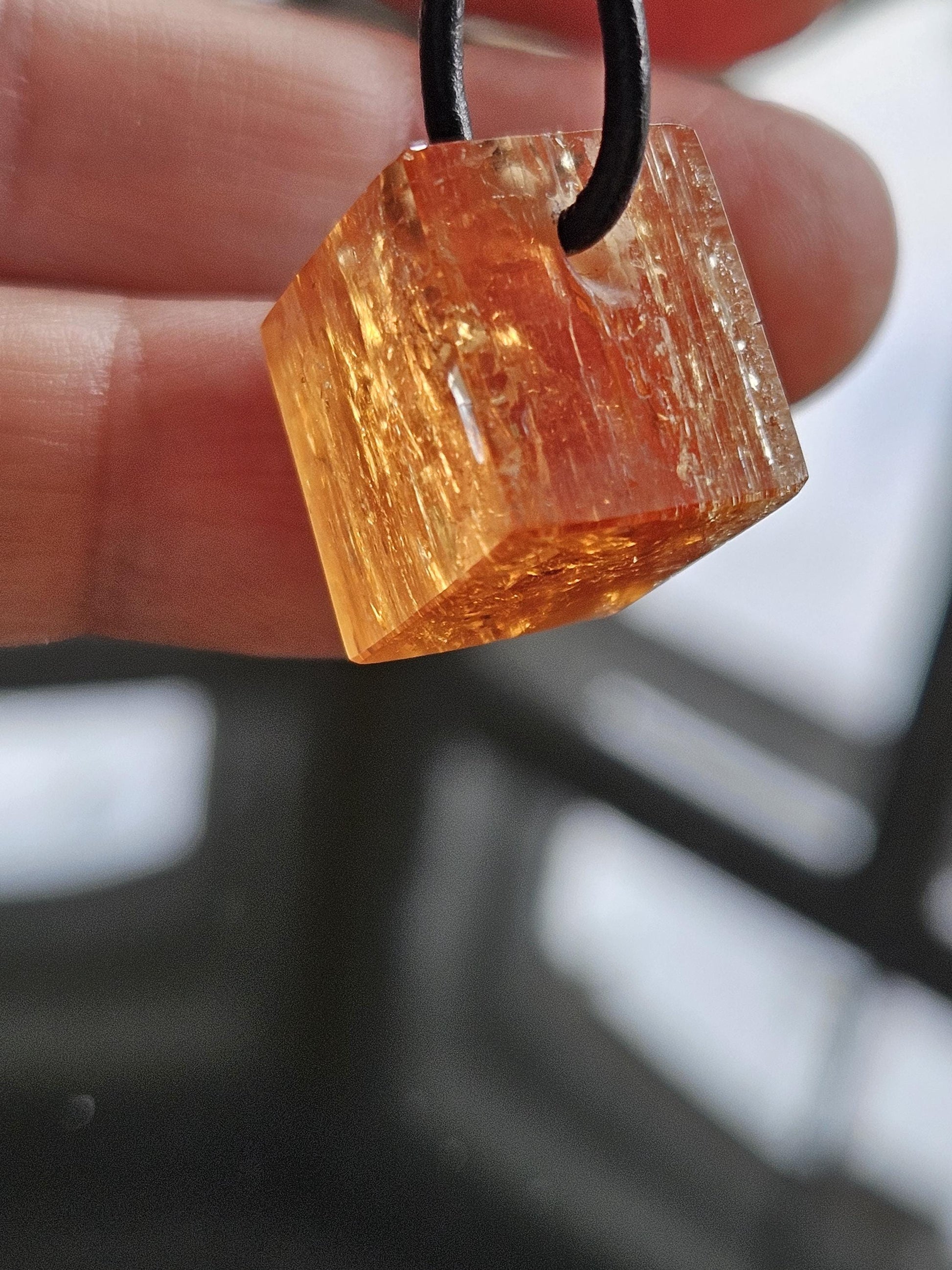 Imperial Topas Kaiser Topas Goldtopas Würfel seltene rötlich goldene Farbe, Anhänger, 20 x 20 x 14 mm, gebohrt, an verstellbarem Lederband