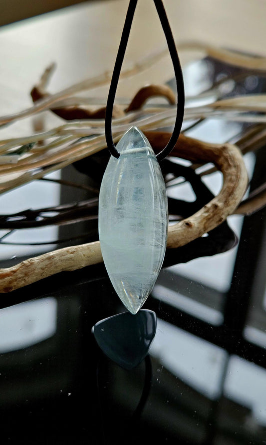 Aquamarin Anhänger Navette förmig 47 x 18 x 15 mm, gebohrt, an verstellbarem Lederband