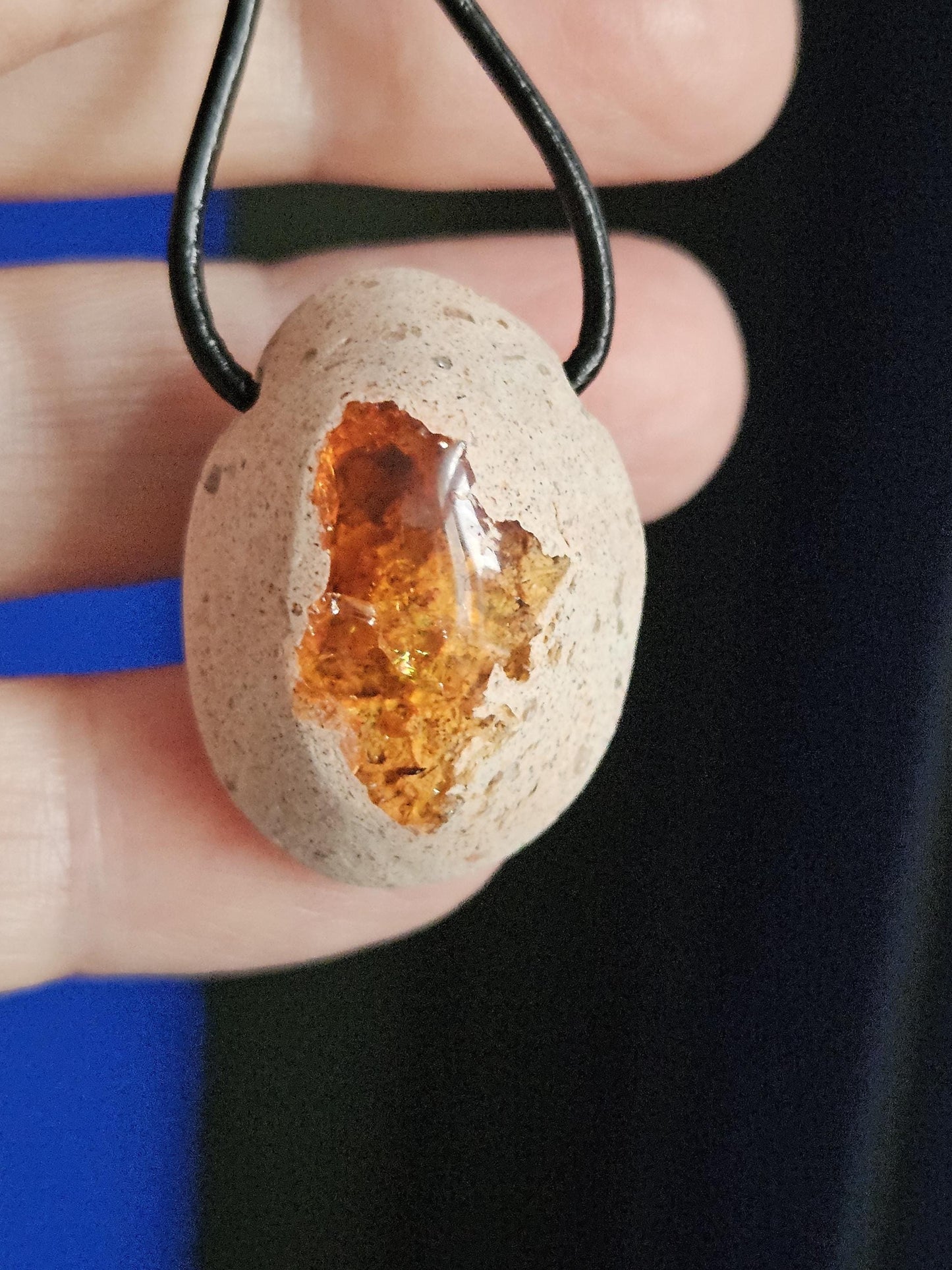 Mexikanischer Feueropal Anhänger, 30 x 22 x 14 mm, gebohrt, an verstellbarem Lederband