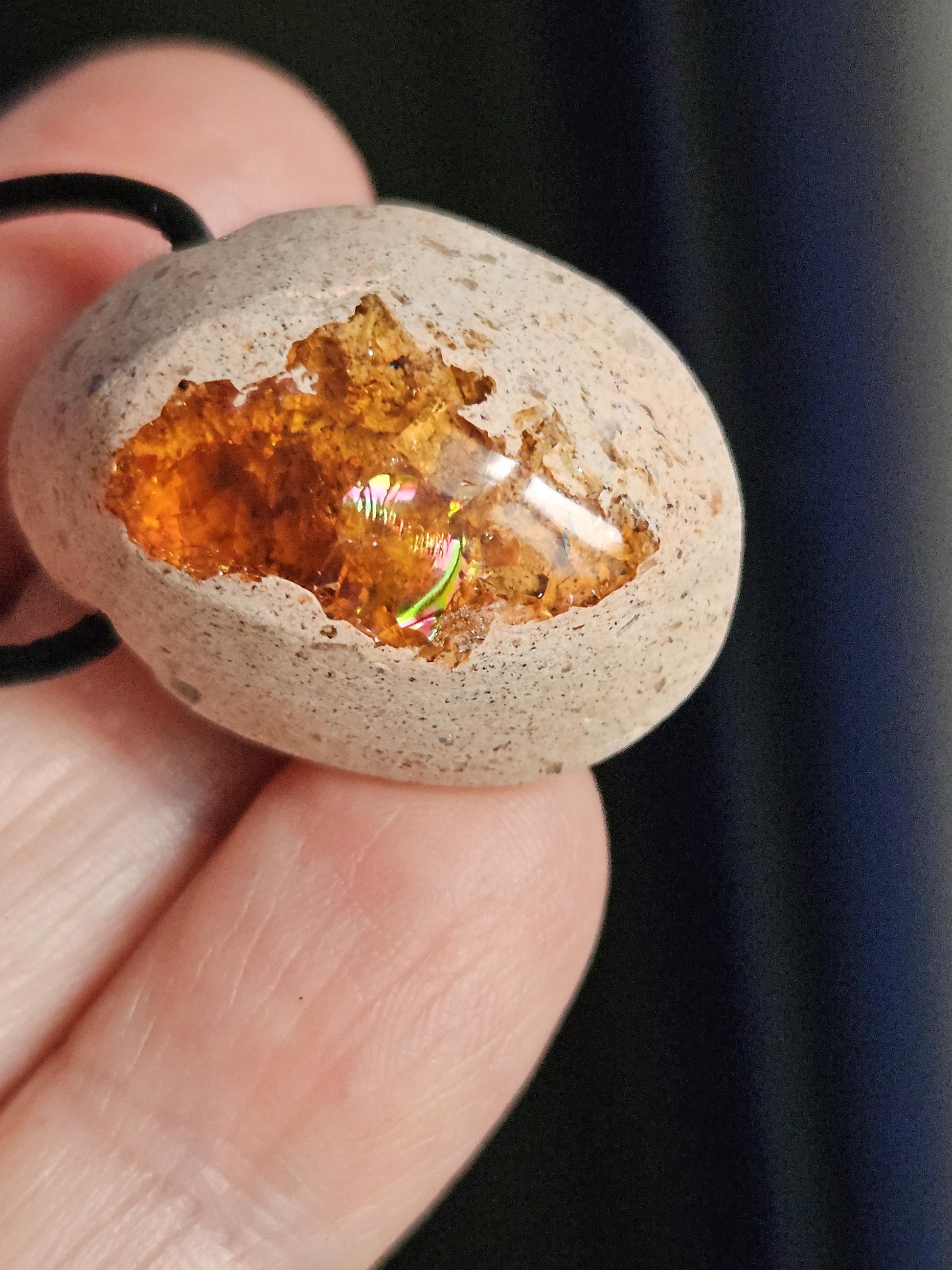Mexikanischer Feueropal Anhänger, 30 x 22 x 14 mm, gebohrt, an verstellbarem Lederband