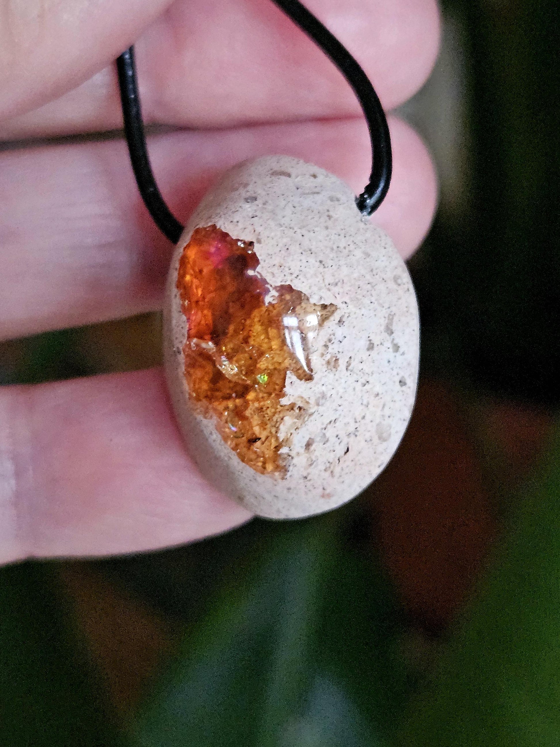 Mexikanischer Feueropal Anhänger, 30 x 22 x 14 mm, gebohrt, an verstellbarem Lederband