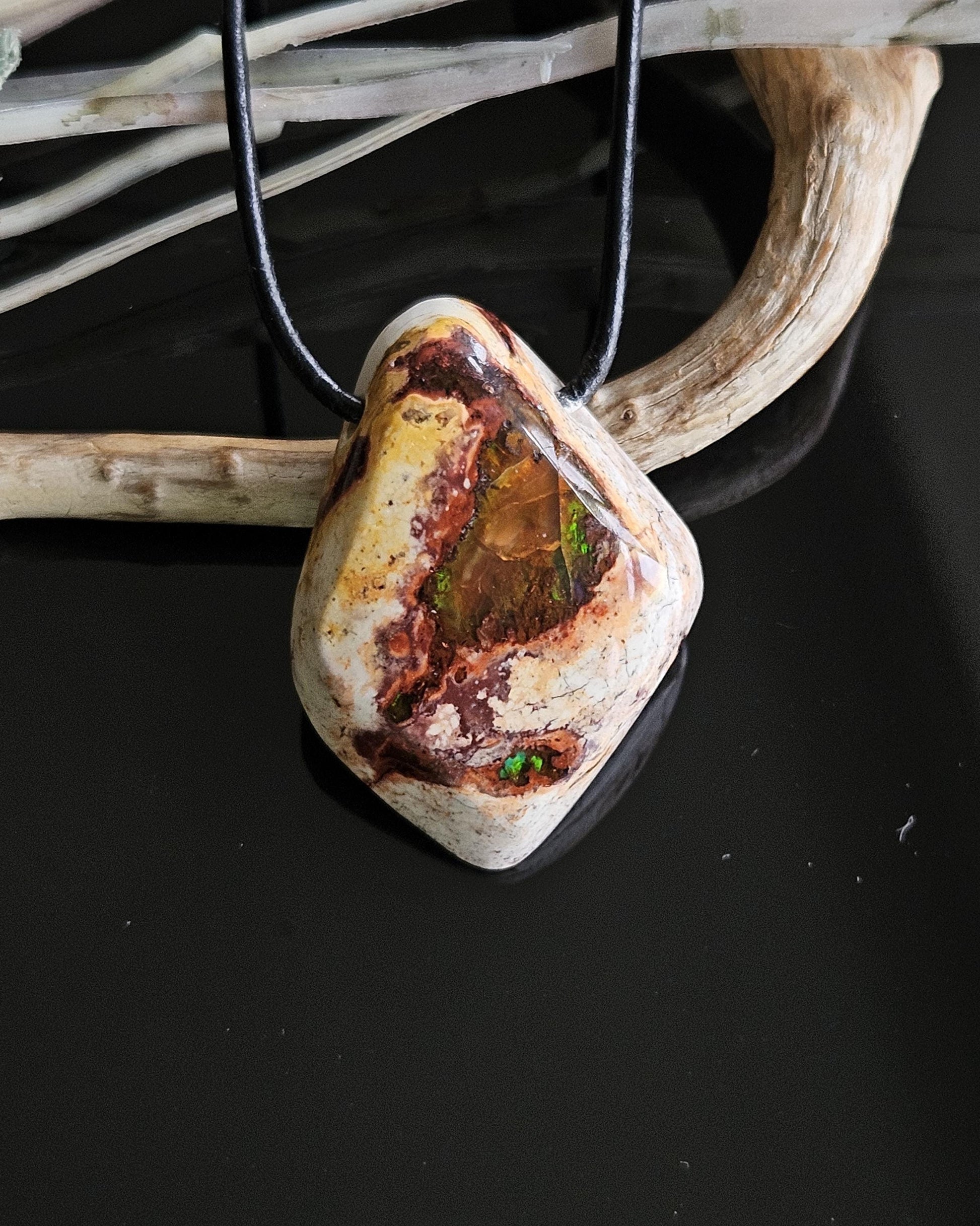 Magischer mexikanischer Feueropal Anhänger, 38 x 27 x 12 mm, gebohrt, an verstellbarem Lederband