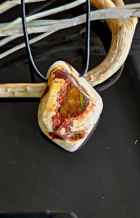 Magischer mexikanischer Feueropal Anhänger, 38 x 27 x 12 mm, gebohrt, an verstellbarem Lederband