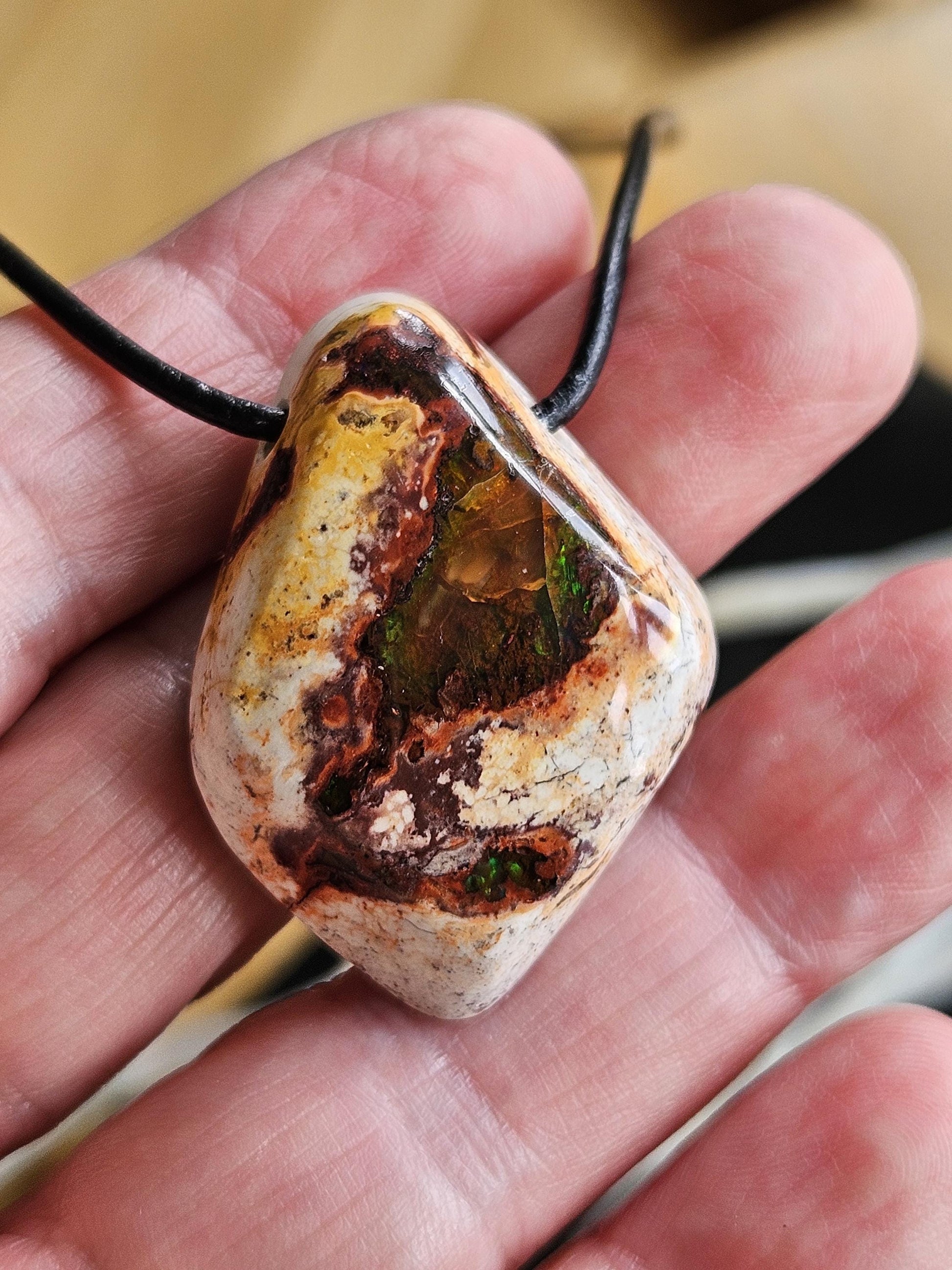 Magischer mexikanischer Feueropal Anhänger, 38 x 27 x 12 mm, gebohrt, an verstellbarem Lederband