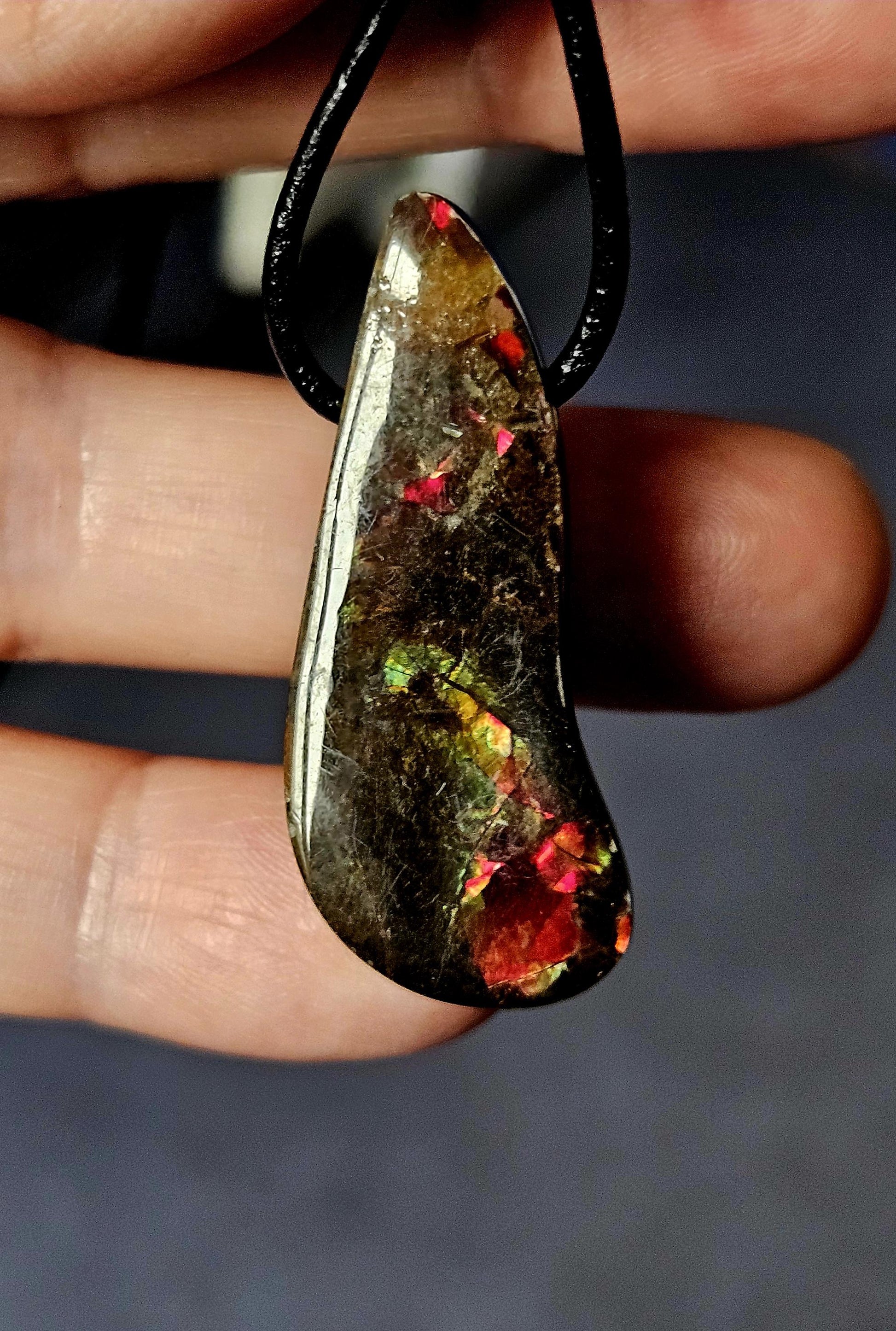 Traumhafter magischer Ammolit Opal aus Kanada, Anhänger, 39 x 17 x 9 mm, gebohrt, an verstellbarem Lederband