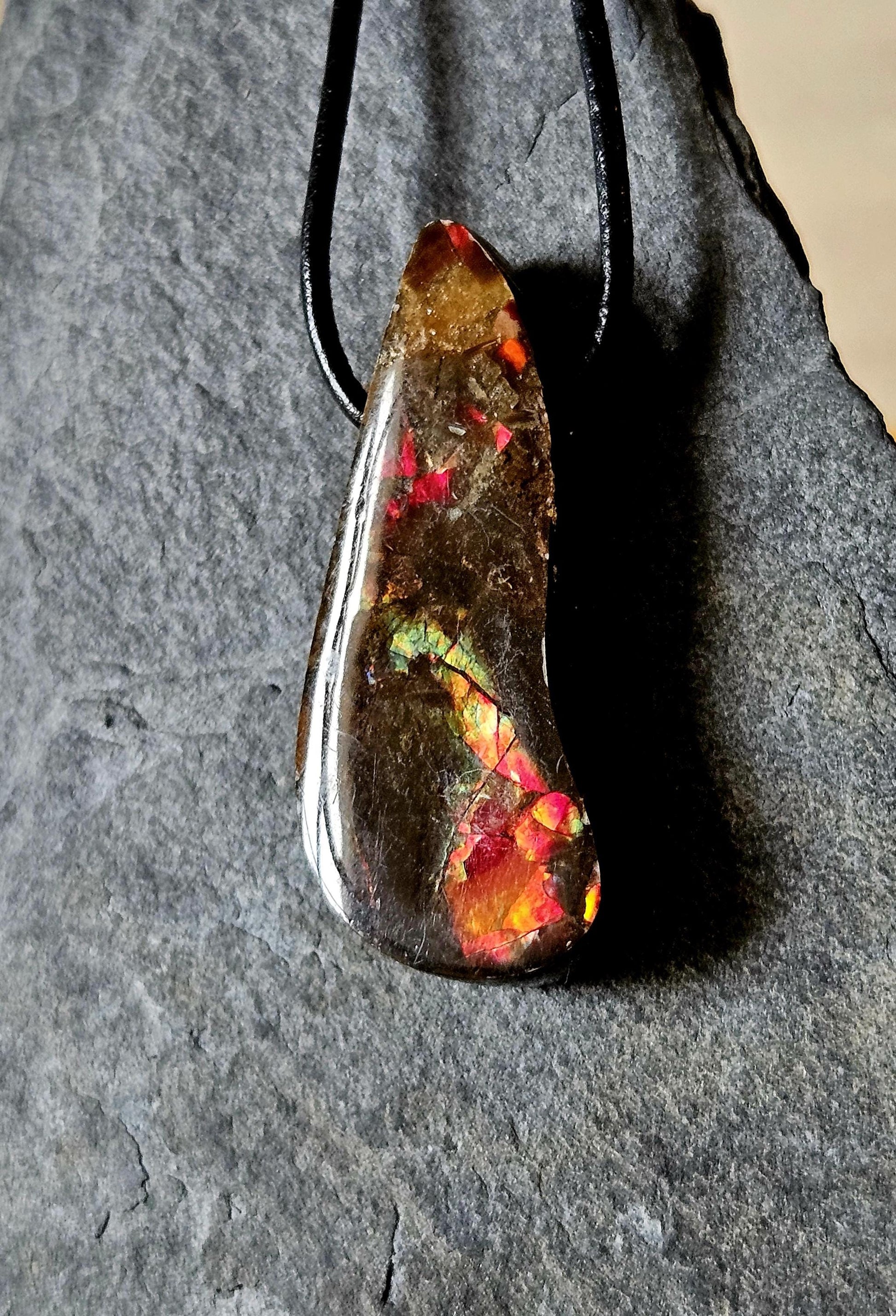 Traumhafter magischer Ammolit Opal aus Kanada, Anhänger, 39 x 17 x 9 mm, gebohrt, an verstellbarem Lederband