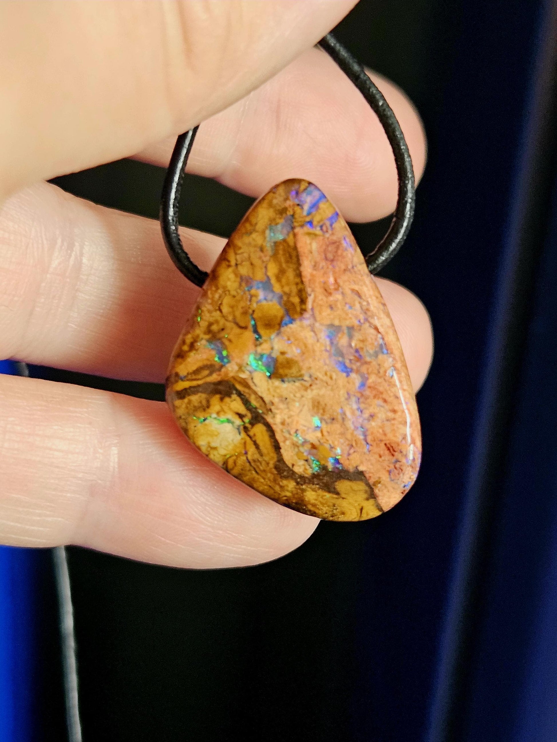 Magischer Boulder Opal Anhänger,"Atlantis Love", 32 x 23 x 9 mm, gebohrt, an verstellbarem Lederband, beidseitig tragbar