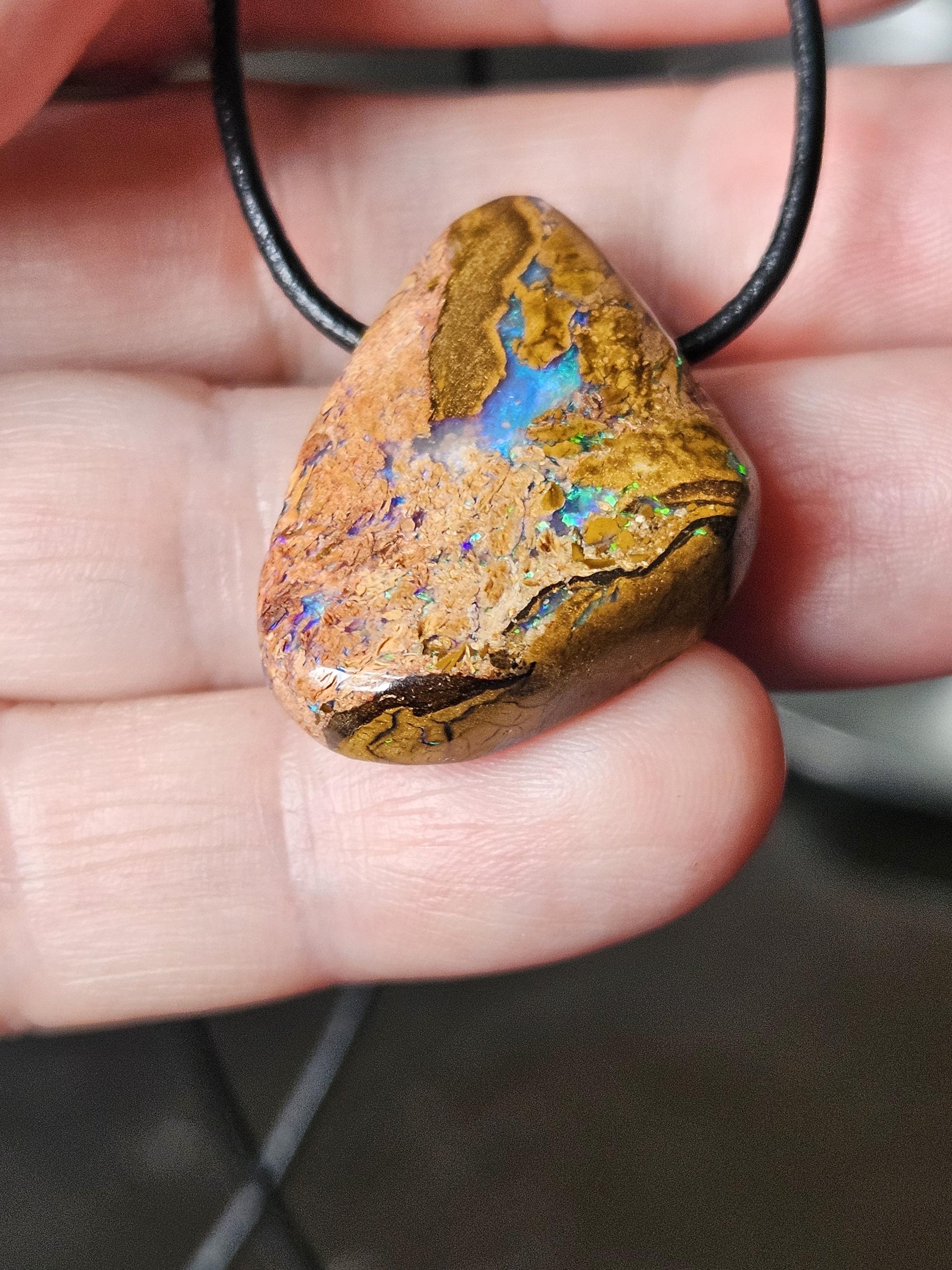 Magischer Boulder Opal Anhänger,"Atlantis Love", 32 x 23 x 9 mm, gebohrt, an verstellbarem Lederband, beidseitig tragbar